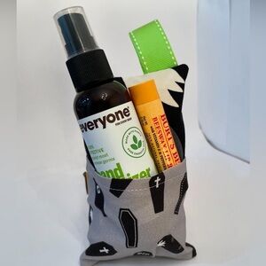 Halloween tissue holder with pocket